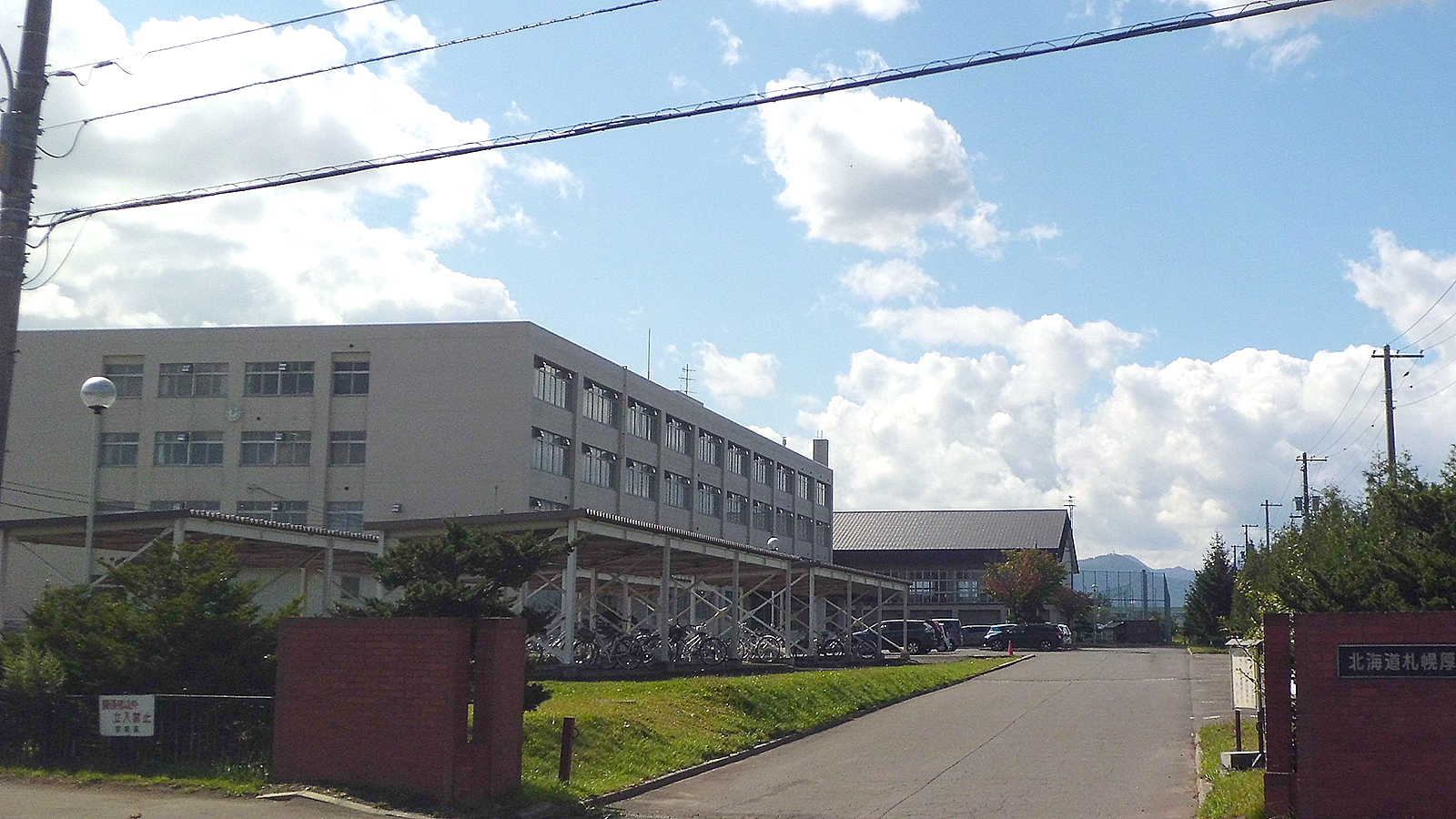 札幌厚別高校の校舎正面