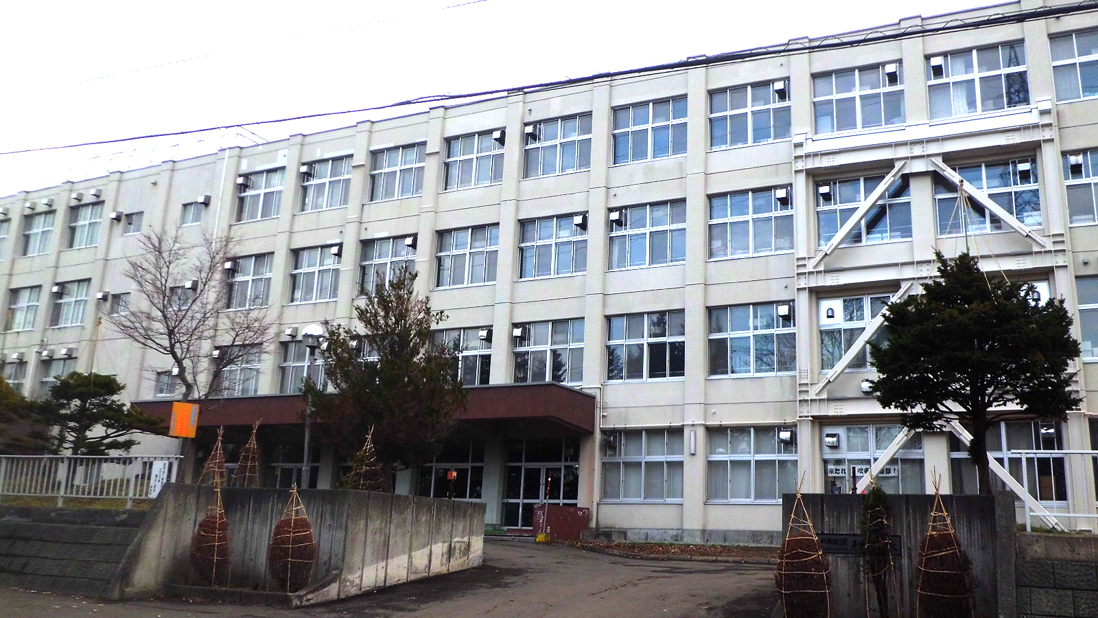 札幌平岸高校の校舎正面