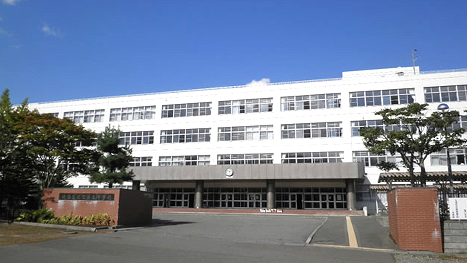 北広島高校の校舎正面