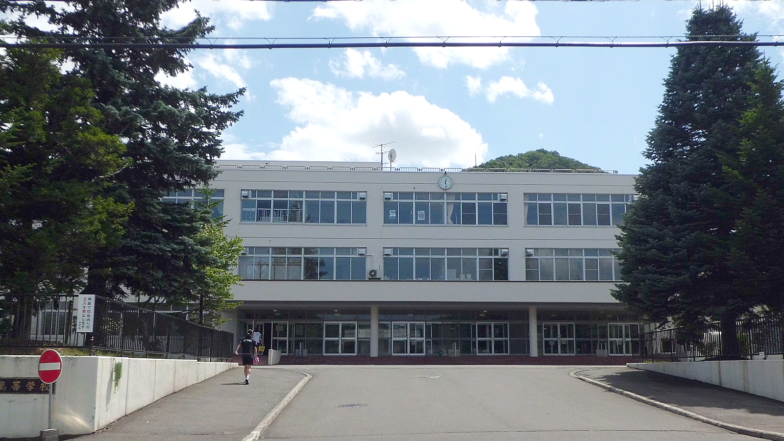 札幌西陵高校の校舎正面