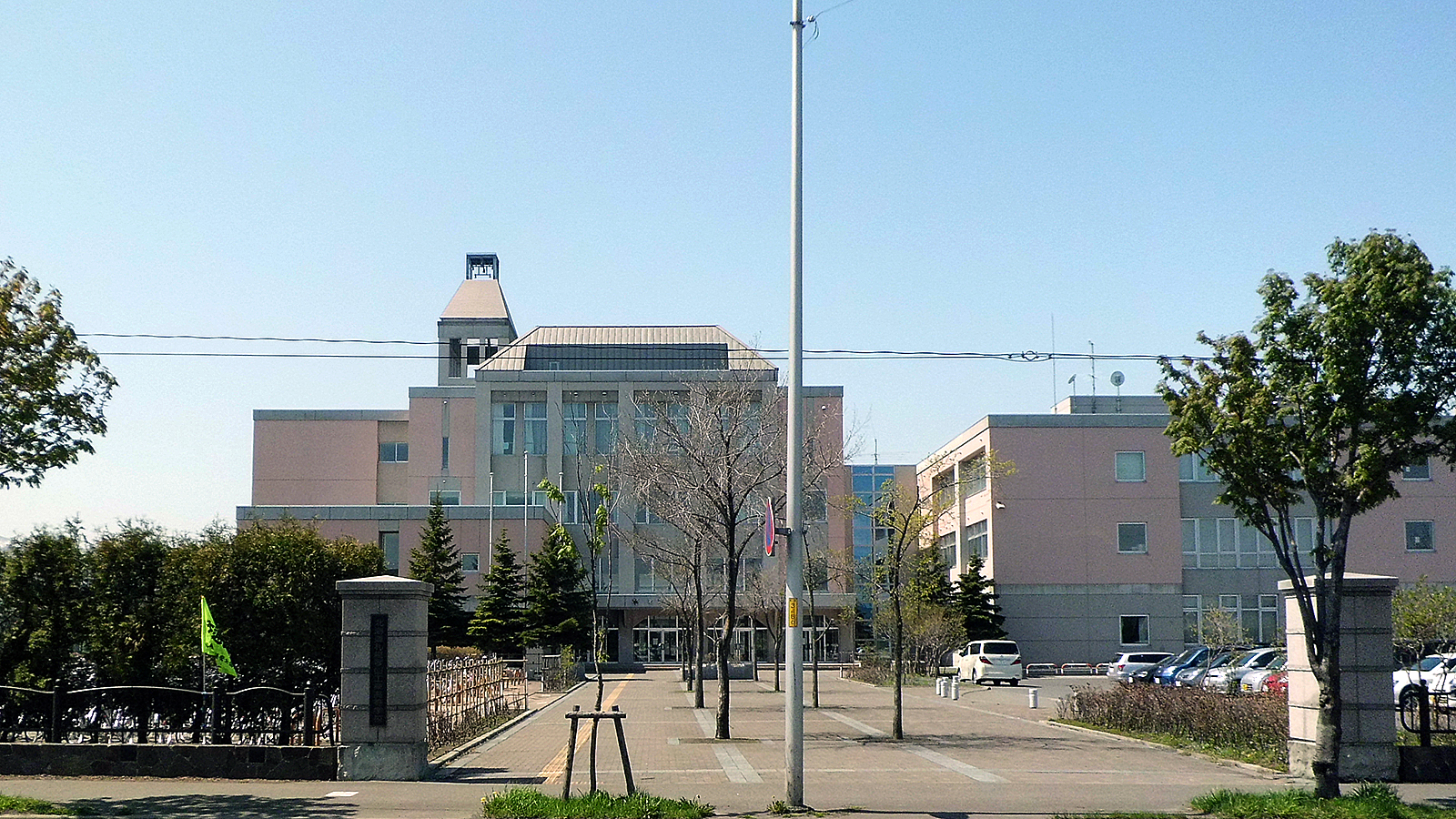 札幌琴似工業高校の校舎正面