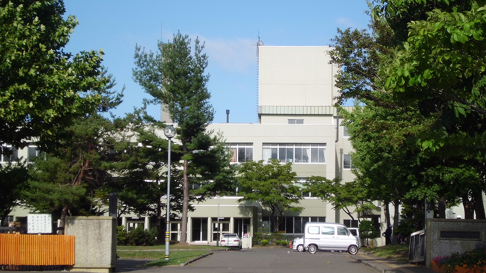 札幌工業高校の校舎正面