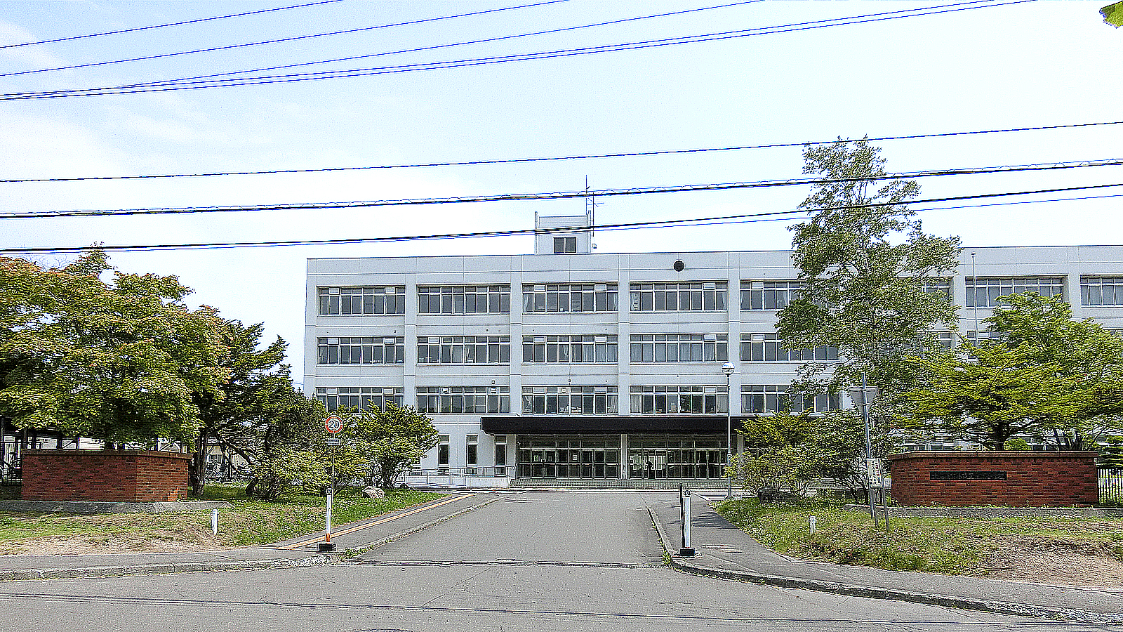 苫小牧工業高校の校舎正面